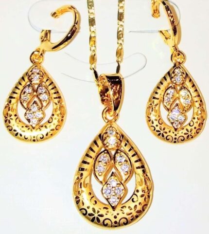 Gold plated locket set with chain For women
