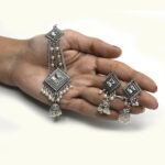 antique Kundan Maang Tikka & Earring with white pearls - Image 2