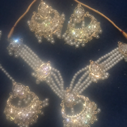 Pearl set with bindiya